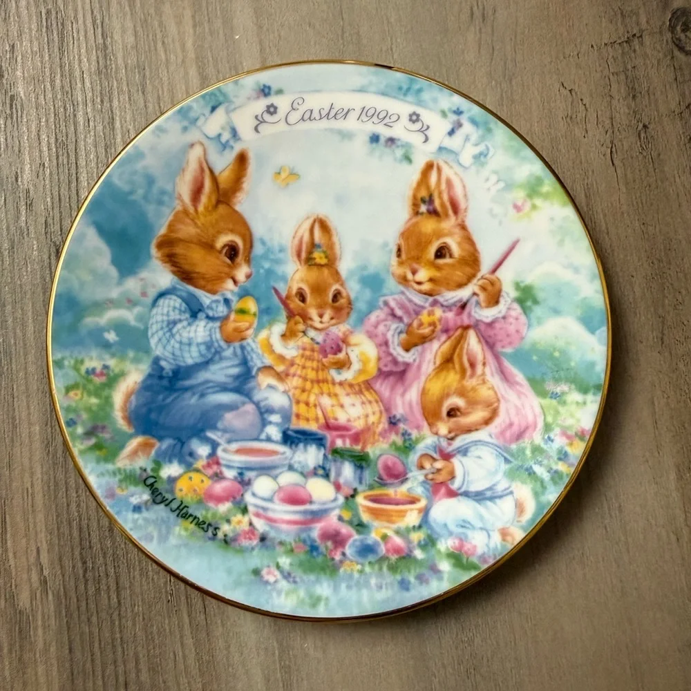 VTG Avon Colorful Moments 1992 Easter Bunny Plate with Gold Trim